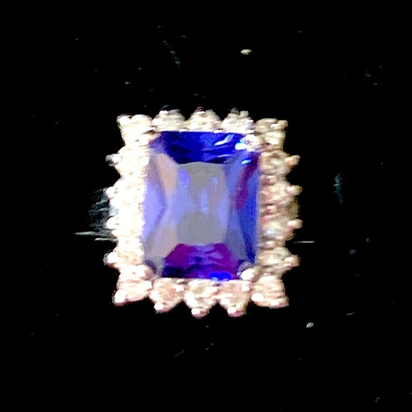 Beautiful artificial tanzanite type of stone with cubic zirconia. - Picture 2 of 4